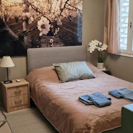 A Cozy Affordable Place At Voula Atenas Exterior foto